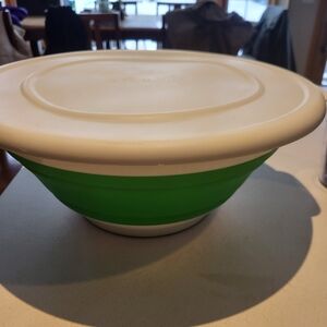 The Pampered Chef Green and White Collapsible Bowl